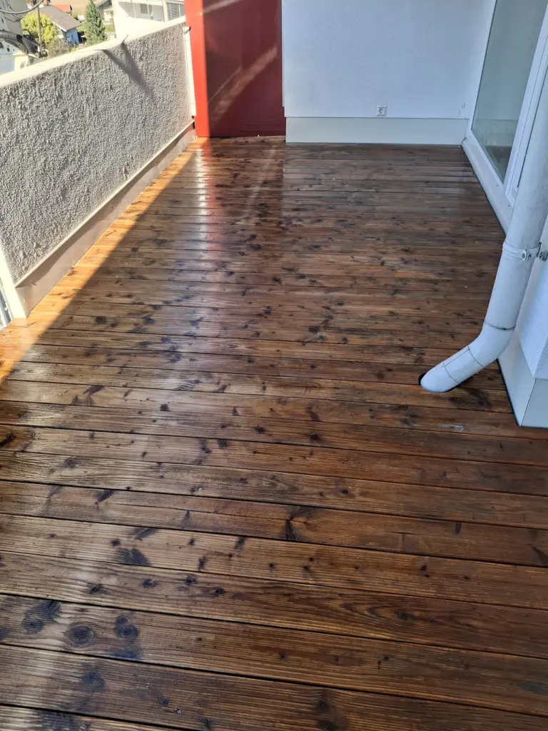 Nach der Reinigung des Balkon-Holzbodens