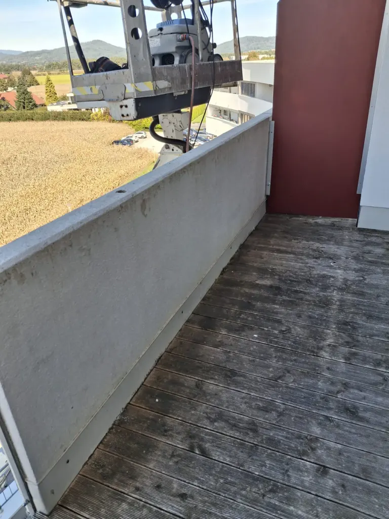 Vor der Reinigung des Balkon-Holzbodens